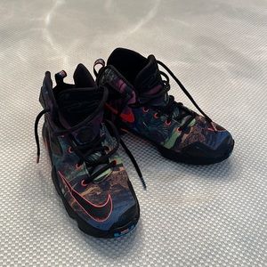 Nike Lebron 13 Youth Basketball sneakers Size 3.5Y